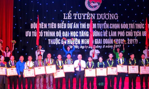 Tuyên dương 60 đội viên tiêu biểu Dự án 600 Phó Chủ tịch UBND xã